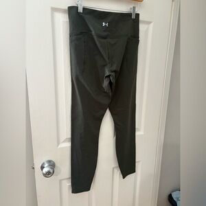 Under armour dark green fitted leggings size medium 26” inseam